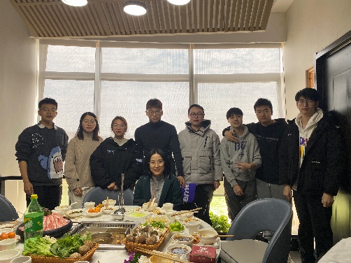 Group photo with the first batch of ZUI Brand Communication Center student backbone members; Organizing student photography practical training
