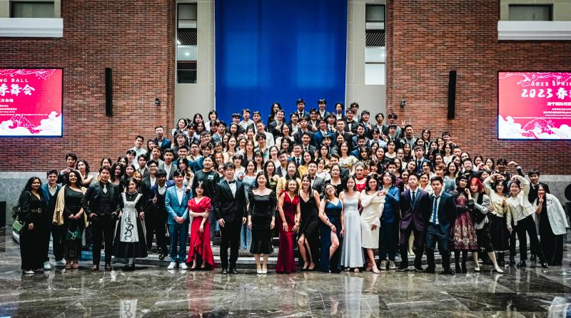 On April 1, 2023 Spring Ball was successfully held at ZIBS. 140-odd undergraduate and postgraduate students participated in this event. The event was endorsed by Doctoral Students' Union of ZJU, organized by Students' Union of International Campus & Graduate Students' Union of Guanghua Law School, ZJU.