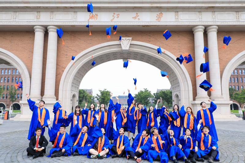 ZJUI毕业生在国际校区参加UIUC学位授予仪式后庆祝合影